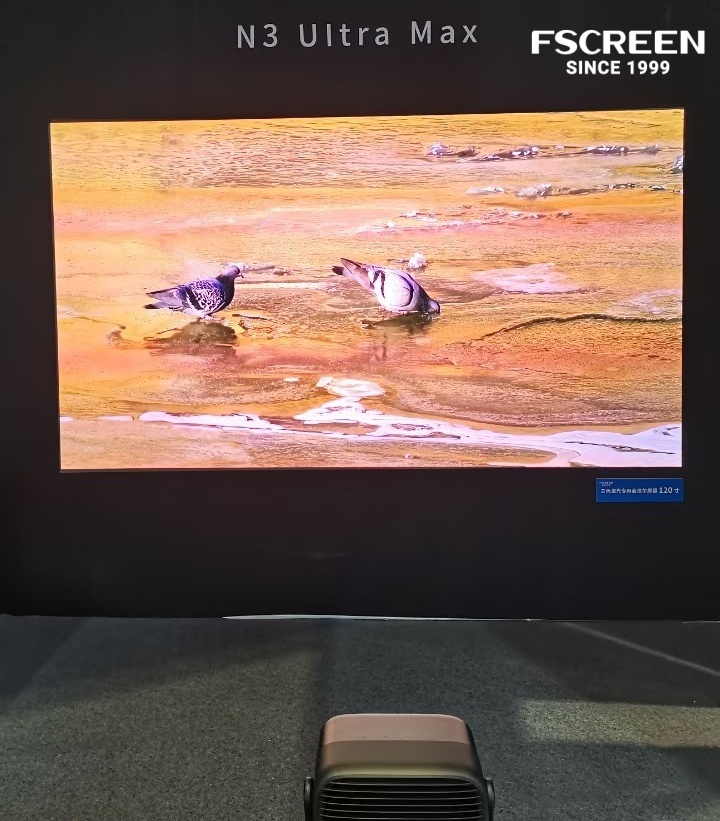Perch&eacute; un proiettore Tri-Chroma ha bisogno di uno schermo di proiezione Tri-Chroma?